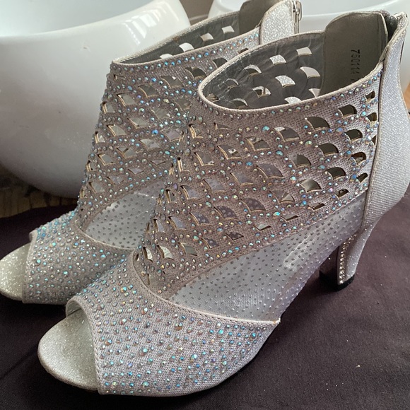 Pierre Dumas Shoes - Pierre Dumas silver pee toe shoes